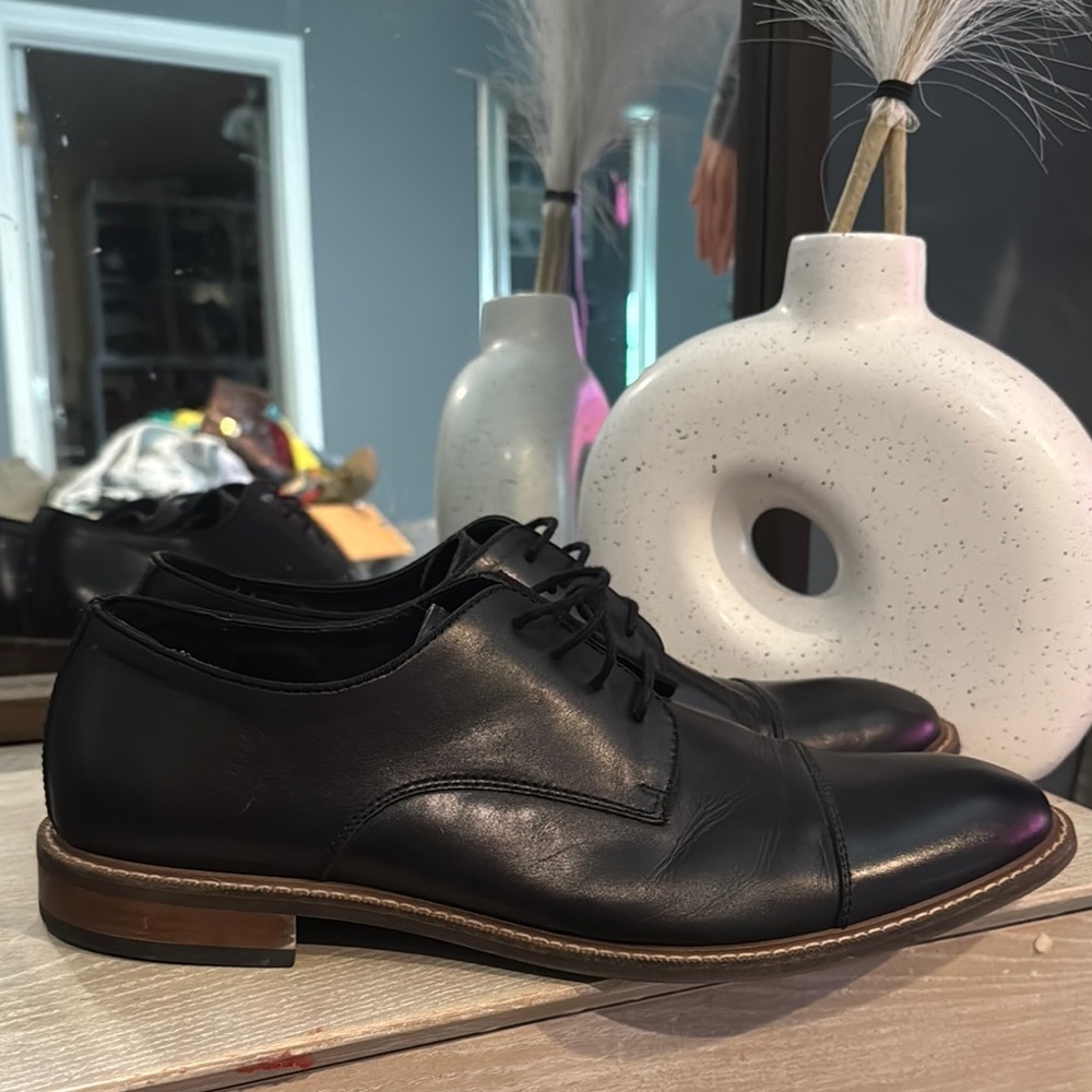 Vince‎ Camuto Black Leather Oxfords with Cap Toe